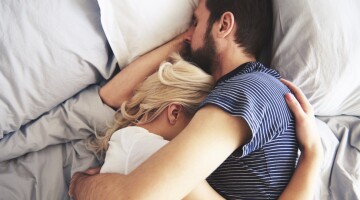 Kaip miegoti geriau – kartu ar atskirai?