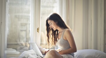 Priežastys, kodėl moterys žiūri pornografiją